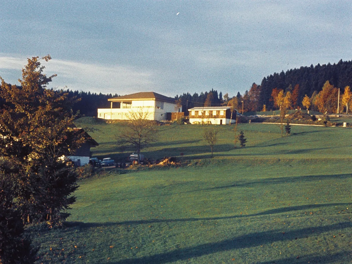 Neben dem ersten Clubhaus folgte 1972 das zweite. Ein Teil des Golfplatzes, im Hintergrund die zwei Clubhäuser.